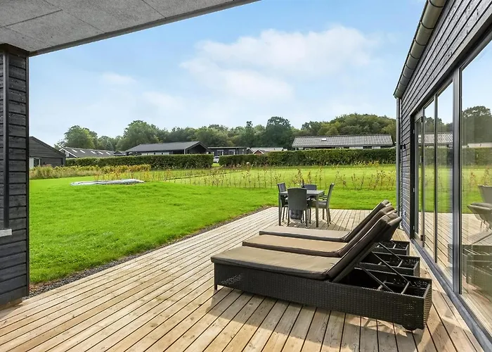 Three-bedroom In هادرسليف