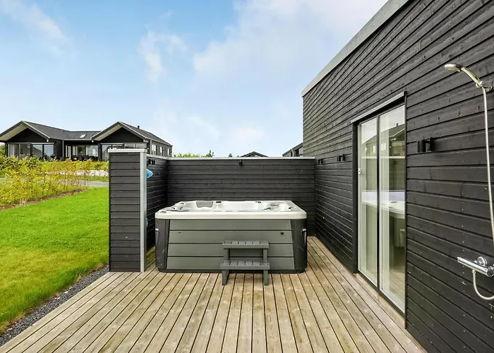 Three-bedroom In هادرسليف