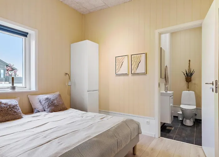 Three-bedroom In هادرسليف